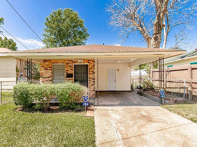 1169 N Acadian Thwy E — Photo 1