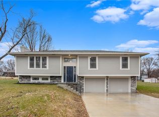15402 Rickel Dr, Basehor, KS 66007