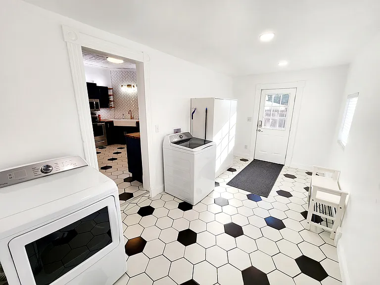 324 W 13th St — Photo 15