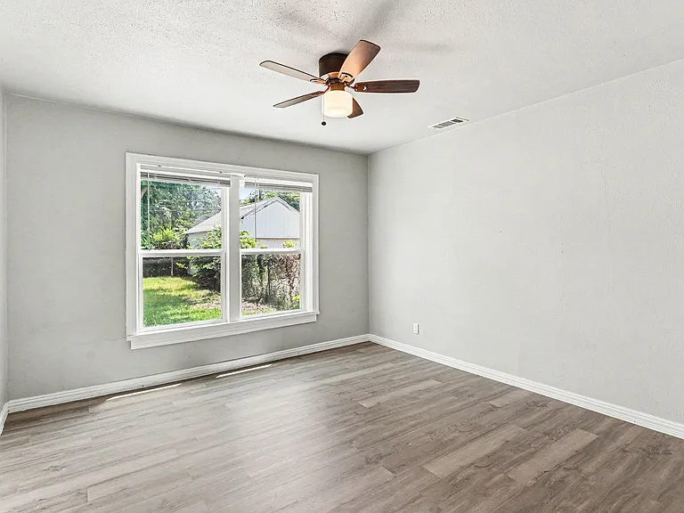 1108 E Robert St — Photo 15