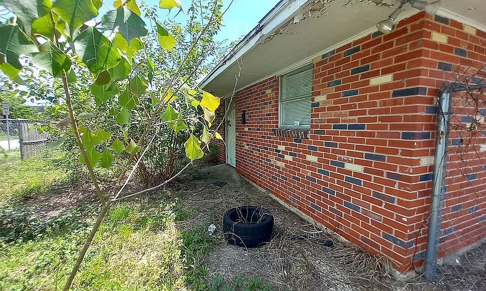 2nd image of 1210 Houston St