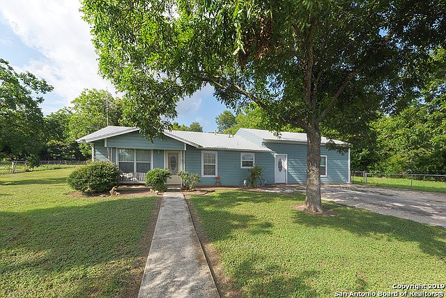 1st image of 935 W New Braunfels St