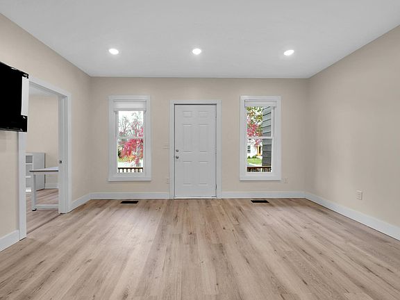4th image of 28 S Fremont St NE #28