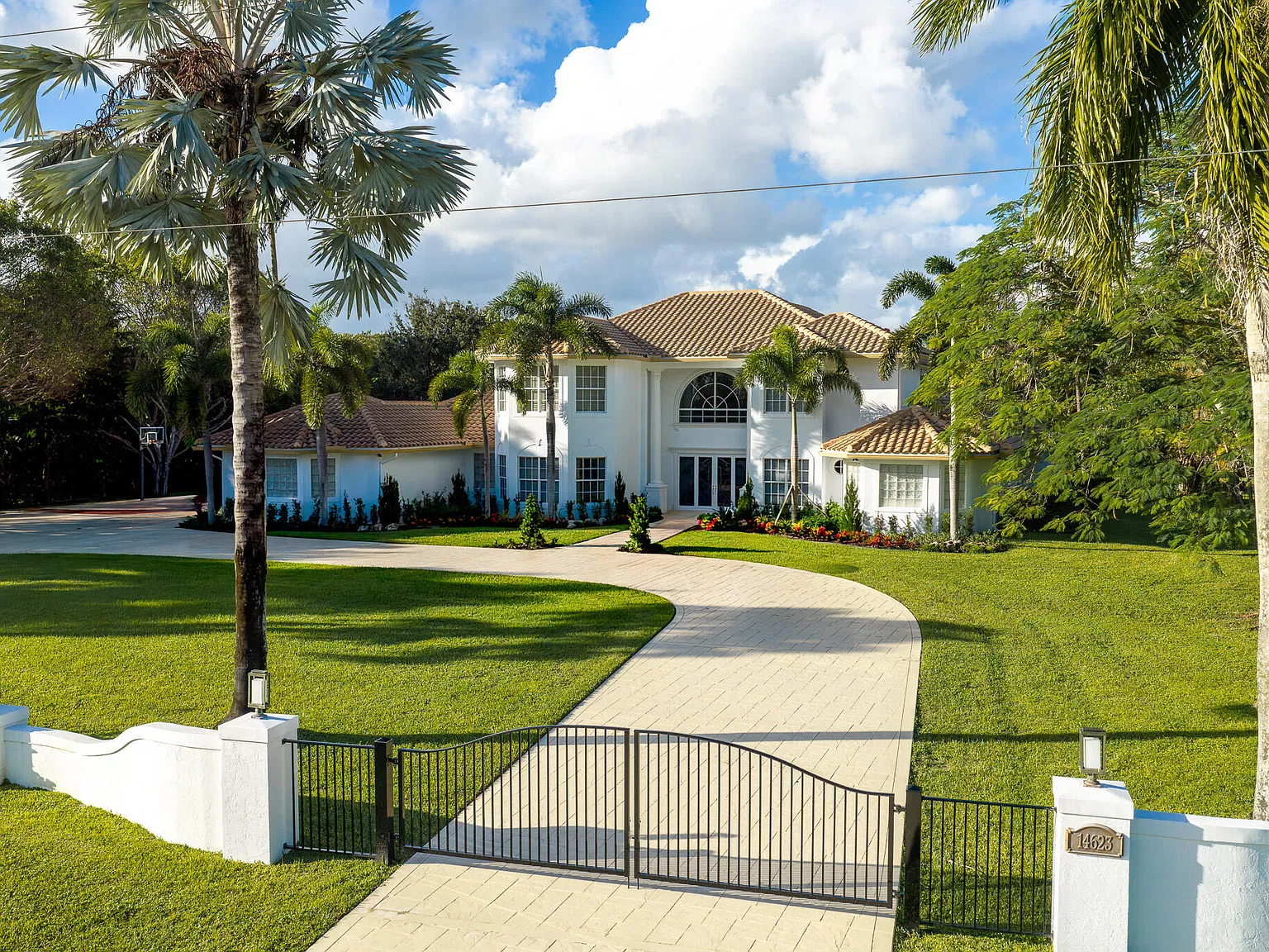 4 bed, 6.5 bath, 6638 sqft, $39,500 — Photo 2