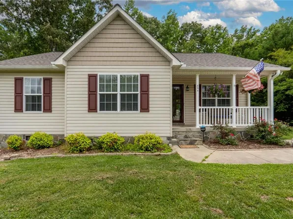 854 Charter Oaks Dr, Randleman, NC 27317