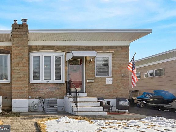 2nd image of 124 Stonyhill Rd