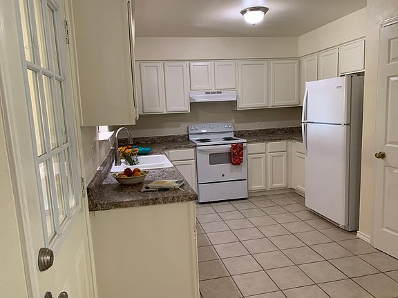 4th image of 920 W Avenue G