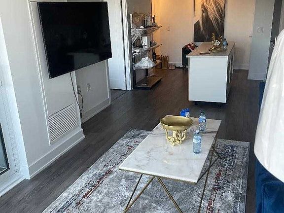 4th image of 585 Bloor St E #615