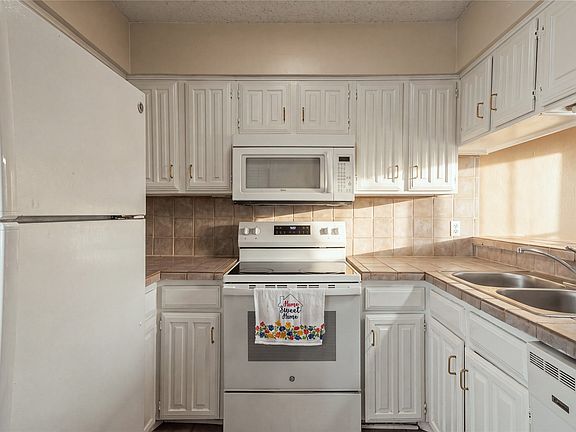 4th image of 895 Dublin Dr #4