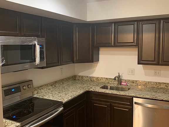 3rd image of 717 W 10th St #1