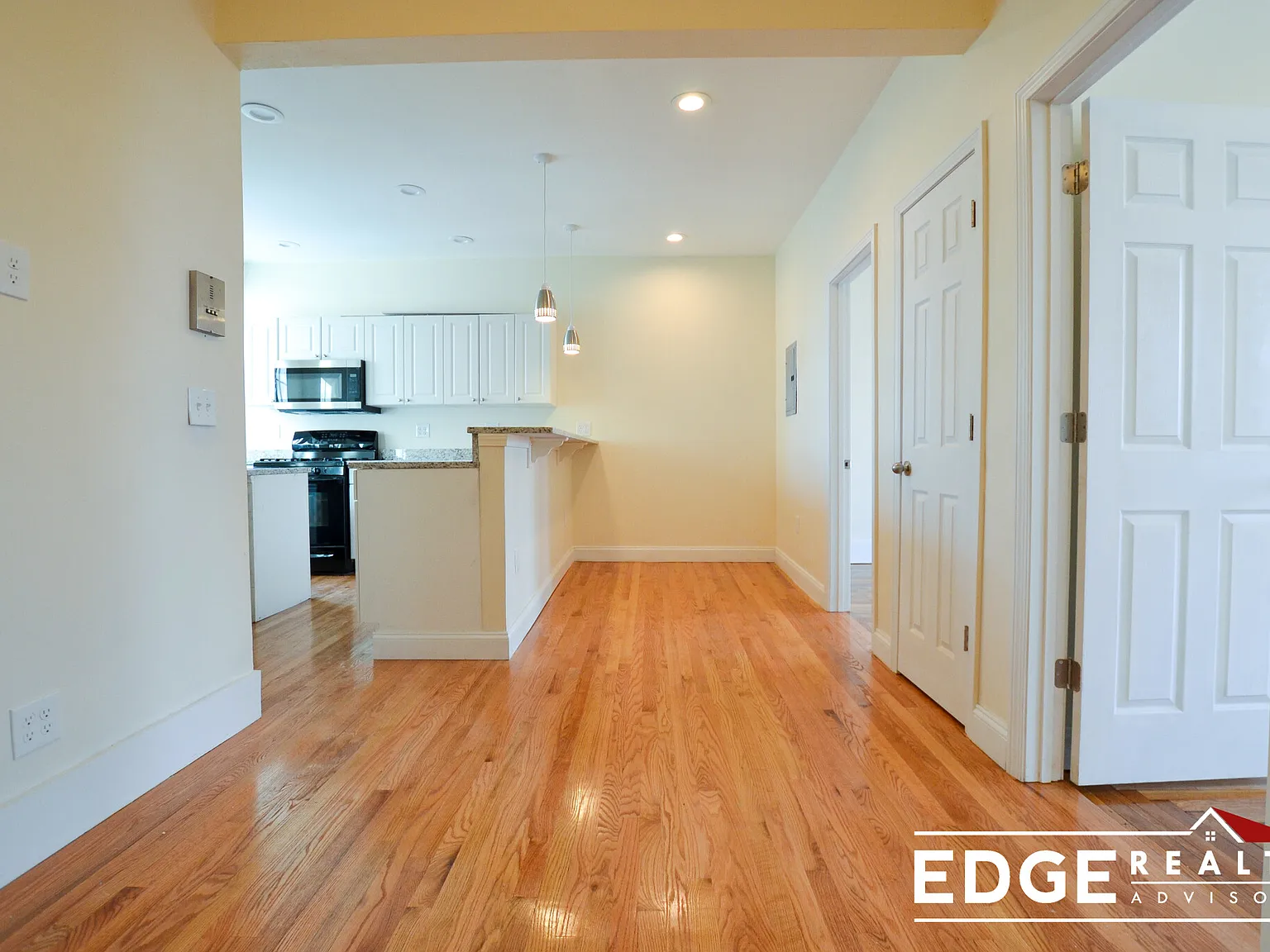 2 bed, 900 sqft, $3,190 — Photo 3