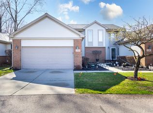 448 Ravencrest Ln #50, Westland, MI