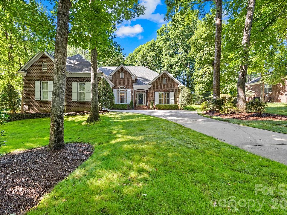 1st image of 138 Woodstream Cir