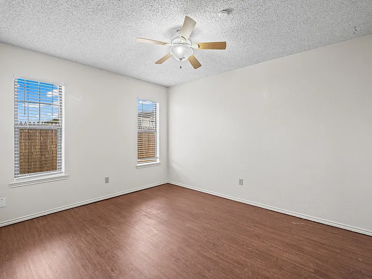 2107 La Salle Ave — Photo 10