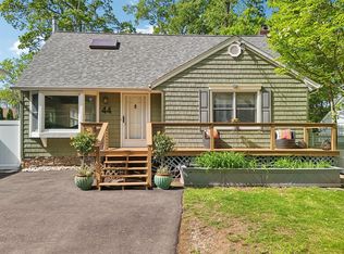 44 Tuscarora Dr, Centerport, NY 11721