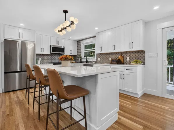 8 Carriage Dr, Acton, MA 01720
