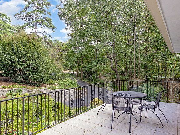 3rd image of 206 Hillcrest Cir