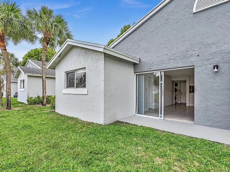 1020 Lake Victoria Dr #B — Photo 45
