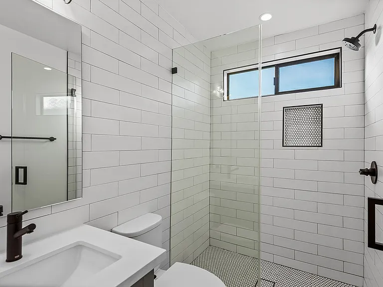 3415 London St — Photo 9