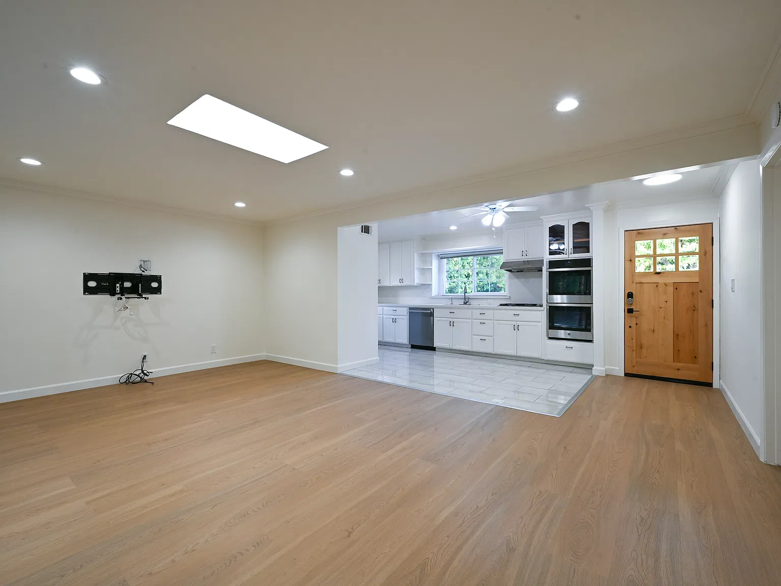 4 bed, 1652 sqft, $5,800 — Photo 2