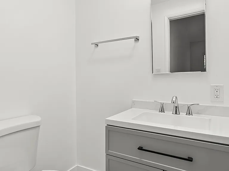 1829 Beloit Ave #4 — Photo 8