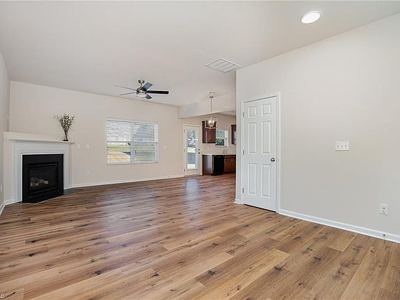 4th image of 1200 Torrey Pines Ct