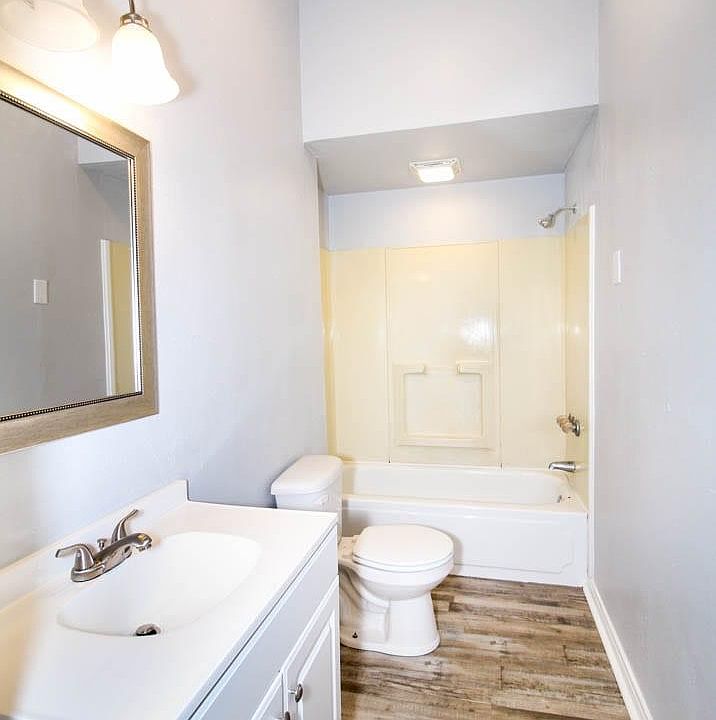1st image of 446 Robinson Pl
