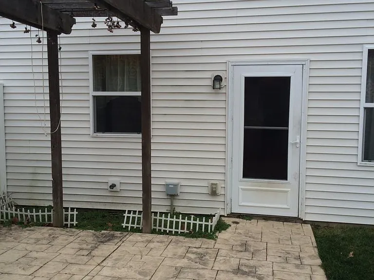 enclosed patio area between house and garage