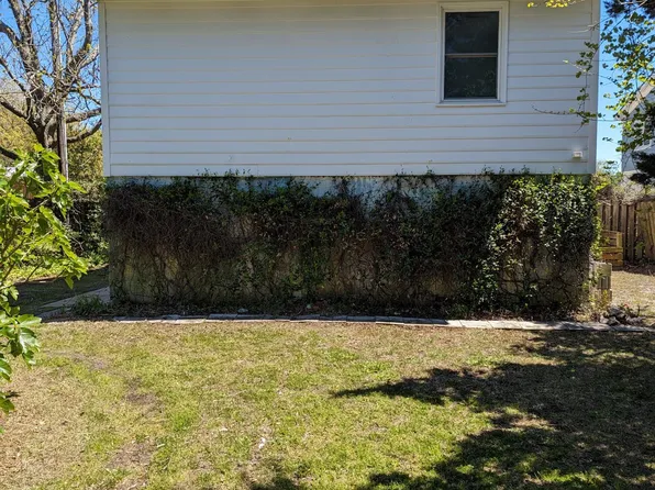 110 Gordon St #1/2, Beaufort, NC 28516
