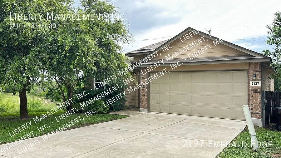 Beautiful 3 bedroom, 2 bath home near 1604 and 90 — Photo 2