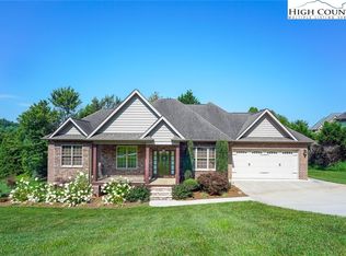 402 Golfview Ct, Lenoir, NC 28645