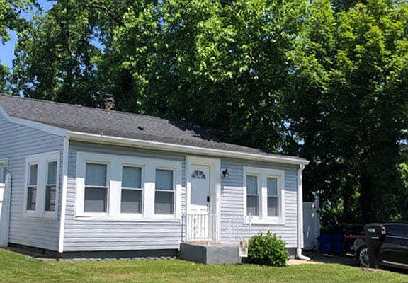 3rd image of 203 Birchwood Dr