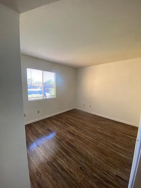 2 bed, 860 sqft, $900 — Photo 2