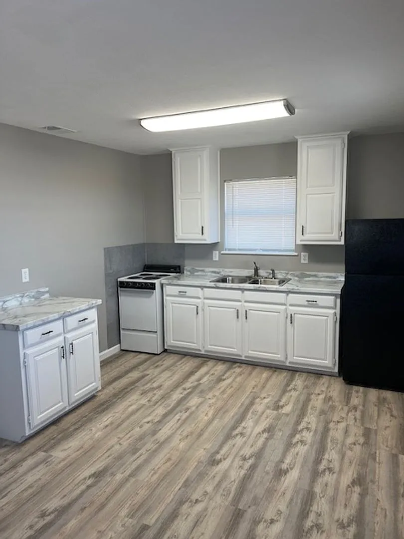 Recently remodeled 1/1 in the country. Horse stall available. — Photo 4