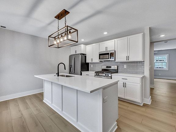 2nd image of 90 Hanover St #B