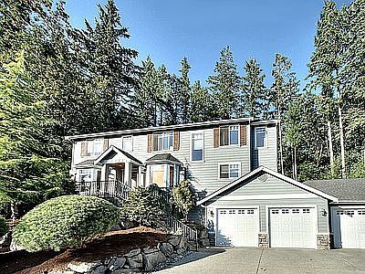 3,890 sf of living space