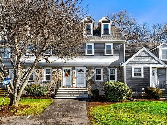2nd image of 33 Merrimack Meadows Ln