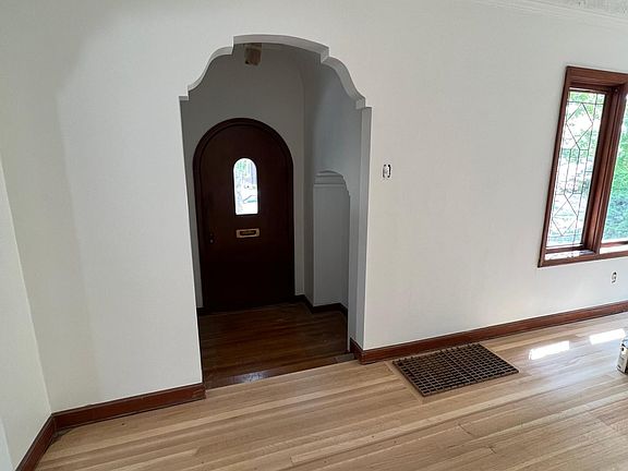 4th image of 1383 E Laird Ave