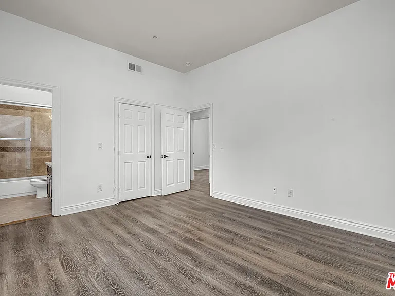7338 Balboa Blvd #6 — Photo 12