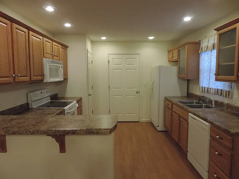 19550 Lenox Ln — Photo 2