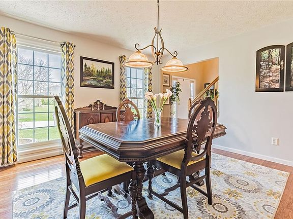 4th image of 3179 Valley Dr