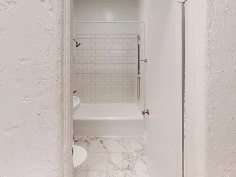 Saint Andrews Manor Apartments — Photo 10