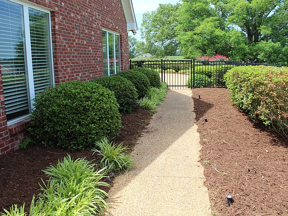 5th image of 136 W Briar Lake Dr