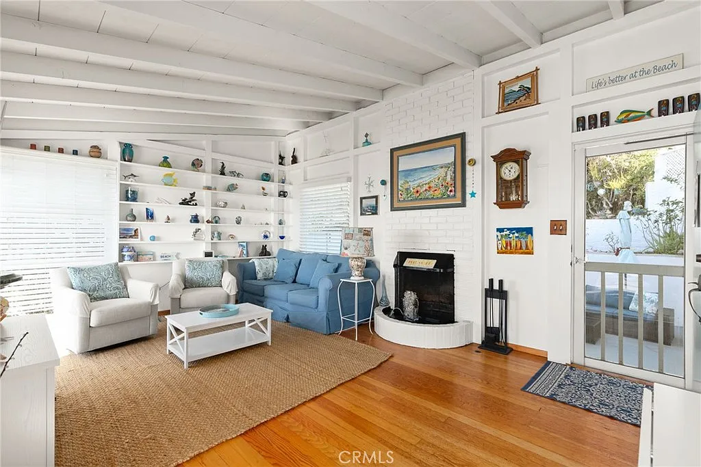 2 bed, 1.5 bath, 1100 sqft, $8,500 — Photo 3