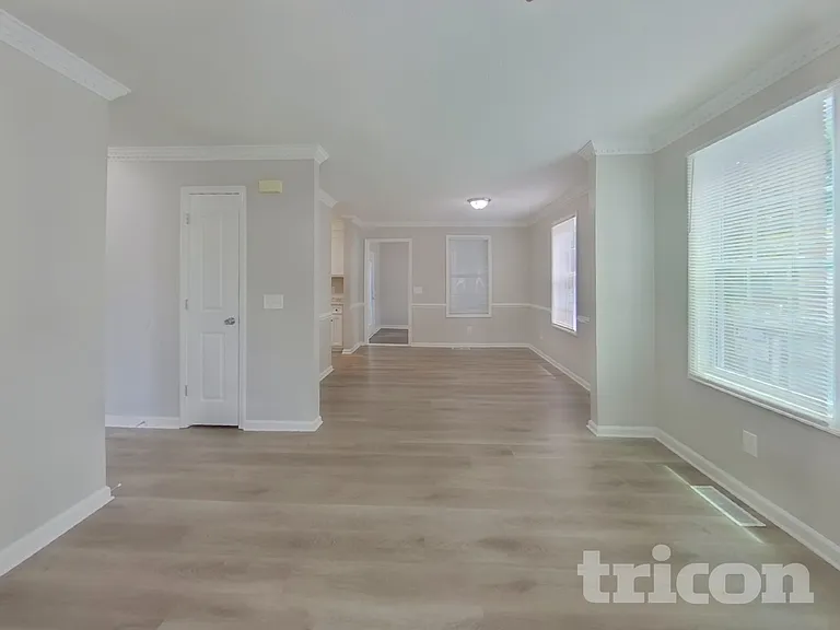 337 Montclaire Ln — Photo 2