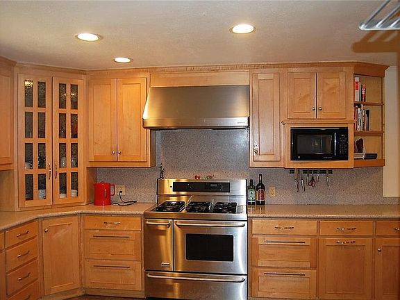 4th image of 2608 Glenwood Ln