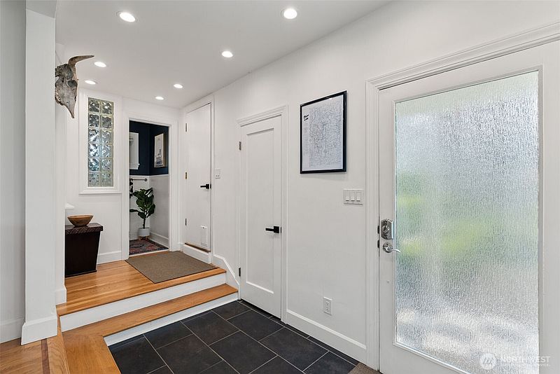 4th image of 177 NE Fair Oaks Terrace