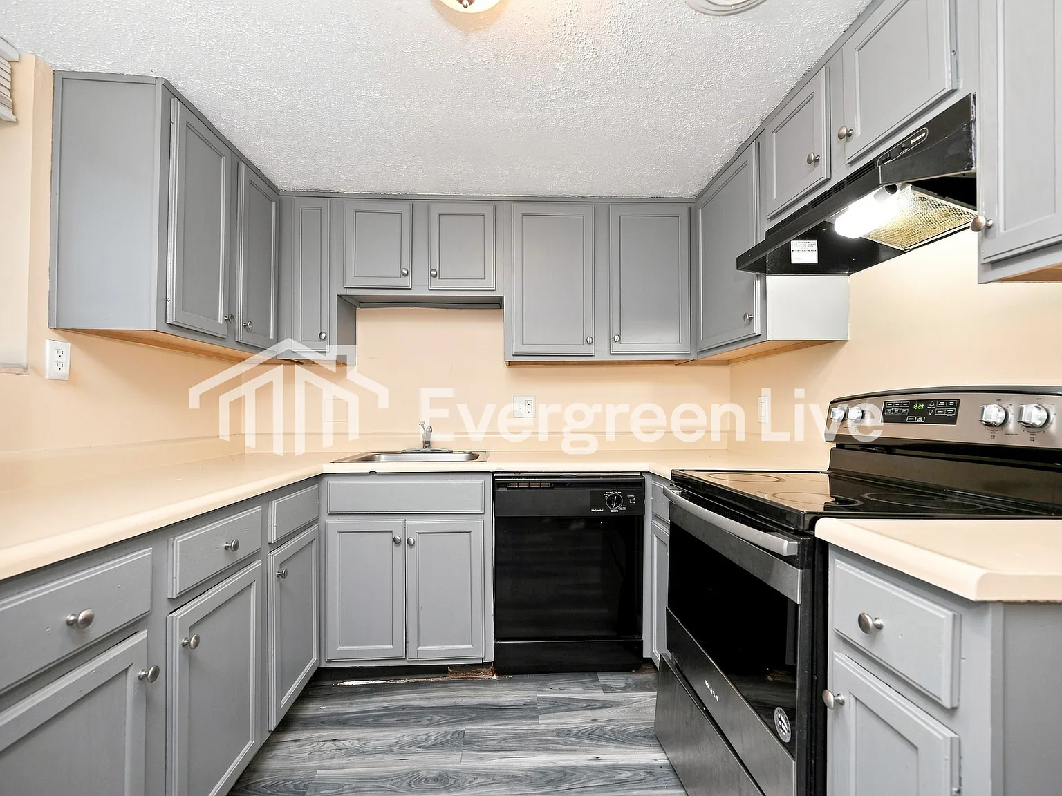 5 bed, 2.0 bath, 2240 sqft, $1,995 — Photo 2