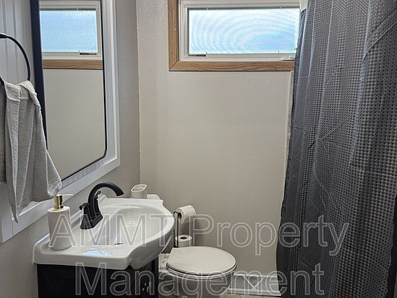 4th image of 2404 Wisconsin St SW