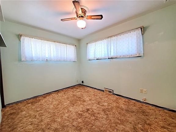 3rd image of 11217 Crystal Ave